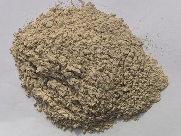 礬土性質 礬土主要成分是氧化鋁，為煉鋁和耐火材料的主要原料。白色或灰白色，因含鐵而呈褐黃或淺紅色。密度3.45g/cm3，硬度1～3，不透明，質脆。極難熔化，不溶于水，能溶于硫酸、氫氧化鈉溶液。 地區分布 中國鋁土礦資源比較豐富，在全國18個省、自治區、直轄市已查明鋁土礦產地205處，其中大型產地72處（不包括臺灣），主要分布在山西、山東、河北、河南、貴州、四川、廣西、遼寧、湖南等地。 投資前景 1.可用于煉鋁工業。用于國防、航空、汽車、電器、化工、日常生活用品等。 2.可用于精密鑄造。礬土熟料加工成細粉做成鑄模后精鑄。用于軍工、航天、通訊、儀表、機械及醫療器械部門。 3.可用于耐火制品。高鋁礬土熟料耐火度高達1780℃，化學穩定性強、物理性能良好。 4.硅酸鋁耐火纖維。用于鋼鐵、有色冶金、電子、石油、化工、宇航、原子能、國防等多種工業，消防人員可用耐火纖維布做成衣服。 5.制造礬土水泥、研磨材料、陶瓷工業以及化學工業可制鋁的各種化合物。 鋁礬土磨粉制備 鋁礬土粉是選用煅燒過的熟鋁礬土礦石用雷蒙磨加工制成的細粉，粒度通常為100目-325目，在耐火材料行業得到了廣泛的應用。通常加工的流程為先經顎式破碎機進行破碎，然后篩分進入鋁礬土雷蒙磨或鋁礬土超細磨粉機中，進行鋁礬土粉制備，使其應用更加廣泛。