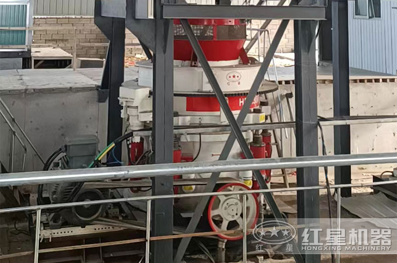 圓錐破碎機現(xiàn)場 圓錐破碎機現(xiàn)場