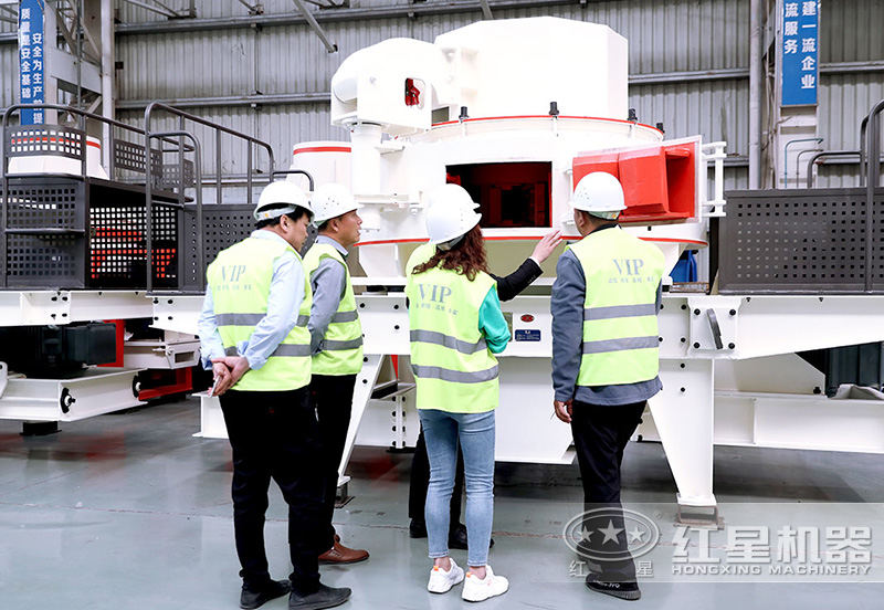 客戶來(lái)車(chē)間參觀，專(zhuān)業(yè)經(jīng)理接待講解