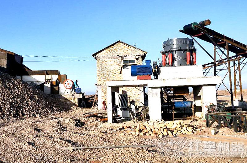 花崗巖破碎生產(chǎn)線(xiàn)現(xiàn)場(chǎng)